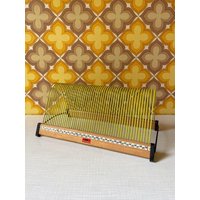 Polydor Plattenständer/Halter Für 50 Singles in Gelb | 60Er 70Er Mid Century Vintage Polydor Plattenständer/Halter Für 50 Singles in Gelb | 60Er 70Er Mid Century Vintage von AliceGroovy