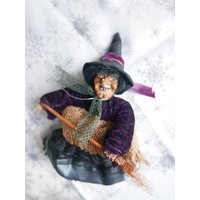 Vintage Halloween Figur Hexe Mit Besen von AliceVintageTreasury