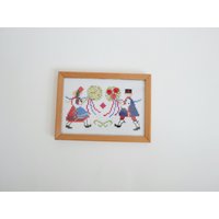 Vintage Kreuzstich Bild Mit Tanzdem Paar, Folklore Motiv Handarbeit, Inkl. Vintage Rahmen von AliceVintageTreasury