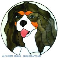 Cavalier King Charles Spaniel Handbemalte Fensterklammer - Get The Look Of Stained Glass | Ref 1189 Handarbeit Von Ali Es Craft Studio von AlisCraftStudio