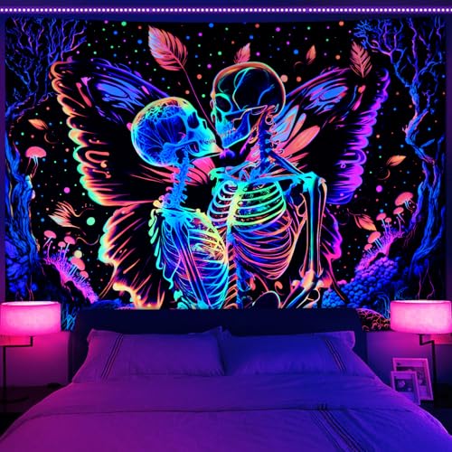 Alishomtll Schwarzlicht Wandteppich Wandbehang UV reaktive Skelett Schädel Schmetterling Wandtuch Aesthetic Umarmung Kuss Kunstvoll Tapisserie Wanddekor für Wohnzimmer Schlafzimmer 210x150cm von Alishomtll