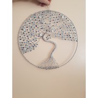 Wandmontierter Lebensbaum Aus Silbernem Metall. Eine Handwerkliche Und Anpassbare Kreation, Die Familie Wohlbefinden Symbolisiert Wandmontierter Lebensbaum Aus Silbernem Metall. Eine Handwerkliche Und Anpassbare Kreation, Die Familie Wohlbefinden Symbolisiert von Alizephyr