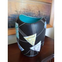 1960Er Jahre Handbemalte Marokko Schwarz & Mehrfarbige Abstrakte Vase, 7, 5 Zoll Made in Vancouver von AlkaraDesigns