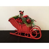 Entzückender Roter Weiden-Weihnachtsschlitten Gefüllt Mit Konfettipapier & Holly Picks von AllAboutVintageUS