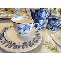 Tee Tasse Und Untertasse Set. Blau-Weiße Erbsen Vintage Blumen Mit Vergoldetem Teelöffel, Teebeutel, Bestickter Serviette Geschenkbox von AllLittleCuteThings