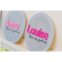 Geboren Für Größe, Rundes Namensschild Aus Holz. Handgemaltes Mädchenzimmer Namensschild Geboren Für Größe, Rundes Namensschild Aus Holz. Handgemaltes Mädchenzimmer Namensschild von AllLittleRockstars
