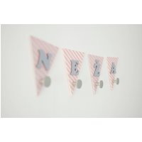 Personalisierte Kindergarderobe Rosa Wimpelkette, Metallhaken Personalisierte Kindergarderobe Rosa Wimpelkette, Metallhaken von AllLittleRockstars
