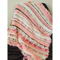 Baby/Krippendecke Überwurf "Rosa Lakritze" Hand Gestrickt von AllSortsofArt