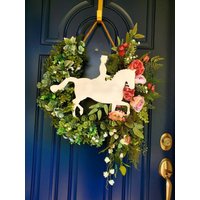 Glücksbringer Hufeisenkranz - Muttertagsgeschenk Reiterkranz Pferdekranz Springender Barock Pferdekranz Glücksbringer Hufeisenkranz - Muttertagsgeschenk Reiterkranz Pferdekranz Springender Barock Pferdekranz von Alldesignsequine