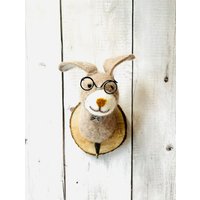 Bezaubernder Kleiderhaken Mit Hasenjunge, Ostergeschenk von AllegriaDecorations