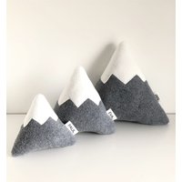 Berg Deko Set Klein Namen Personalisiert Weihnachtsgeschenk Papa Geschenk Freund Männer Bergkissen Mountain Ski Personalized Christmas Decor von AllerhandausdemLand