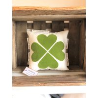 Kissen Glücksbringer 50 Zeichen 25cm X Genesung Geburtstag Mit Namen Krankheit Prüfung Kleeblatt Glück Gute Besserung Personalisiert Kissen Glücksbringer 50 Zeichen 25cm X Genesung Geburtstag Mit Namen Krankheit Prüfung Kleeblatt Glück Gute Besserung Personalisiert von AllerhandausdemLand