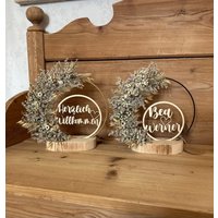 Trockenblumenkranz Personalisiert Auf Metallring 20 cm Mit Holzfuß in Weiß Und Beige von AllesFine