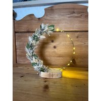 Trockenblumenkranz Auf Metallring 25 cm Mit Holzfuß in Grün Und Weiß Inkl. Lichterkette von AllesFine