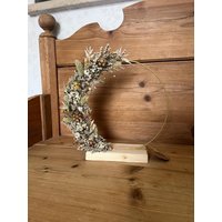 Trockenblumenkranz Auf Metallring 25cm Mit Holzfuß in Weiß Und Grün Trockenblumenkranz Auf Metallring 25cm Mit Holzfuß in Weiß Und Grün von AllesFine