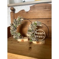Trockenblumenkranz Personalisiert Auf Metallring 20 cm/25cm Mit Holzfuß in Weiß Und Grün Trockenblumenkranz Personalisiert Auf Metallring 20 cm/25cm Mit Holzfuß in Weiß Und Grün von AllesFine