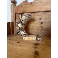 Trockenblumenkranz Personalisiert Auf Metallring 20 cm Mit Holzfuß Trockenblumenkranz Personalisiert Auf Metallring 20 cm Mit Holzfuß von AllesFine