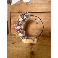 Trockenblumenkranz Personalisiert Auf Metallring 20 cm Mit Holzfuß Trockenblumenkranz Personalisiert Auf Metallring 20 cm Mit Holzfuß von AllesFine