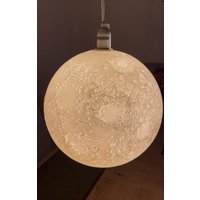 Mond-Hängelampe 25 cm Led Mit Hochwertigem Textilkabel Mond-Hängelampe 25 cm Led Mit Hochwertigem Textilkabel von Allesin3DLS