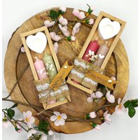 Geburtstagsgeschenk Freundin | Geschenkset Einzug Mitbringsel Bunte Stabkerzen Kerzen Klötzchen Raysin Stabkerzenhalter Herz Geburtstagsgeschenk Freundin | Geschenkset Einzug Mitbringsel Bunte Stabkerzen Kerzen Klötzchen Raysin Stabkerzenhalter Herz von AllgaeuRebellen