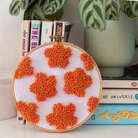 Imperfect Orange Blume Wandbehang/Retro 60S Geschenk Deko Für Zuhause Zu Hause von AllieJosieStudio