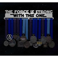 Die Macht Ist Stark Mit Diesem Einen - Allied Medaille Aufhänger Halter Display Rack von AlliedMedalHangers