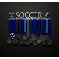 Fußball - Männliche Oder Weibliche Figur Verfügbar Allied Medaille Aufhänger Halter Display Rack von AlliedMedalHangers