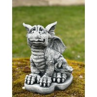 Freundliche Sitzende Drachensteinstatue - Wunderliche Gartendekoration Handgefertigte Skulptur Für Den Außenbereich Wetterfeste Fantasy-Verzierung Freundliche Sitzende Drachensteinstatue - Wunderliche Gartendekoration Handgefertigte Skulptur Für Den Außenbereich Wetterfeste Fantasy-Verzierung von AlmondStone
