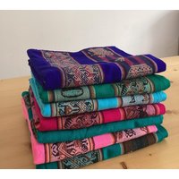 Aguayo Tuch Tischdecke Tischtuch Aus Bolivien Mit Lamas Und Andinen Figuren Verschiedene Farben Anden Inka 112x112cm Awayu Peru Aguayo Tuch Tischdecke Tischtuch Aus Bolivien Mit Lamas Und Andinen Figuren Verschiedene Farben Anden Inka 112x112cm Awayu Peru von AlpaquitaBoliviana