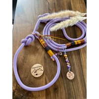 Retriever - Tauleine Flieder Mit Namenskettchen Retriever - Tauleine Flieder Mit Namenskettchen von AlpenDog