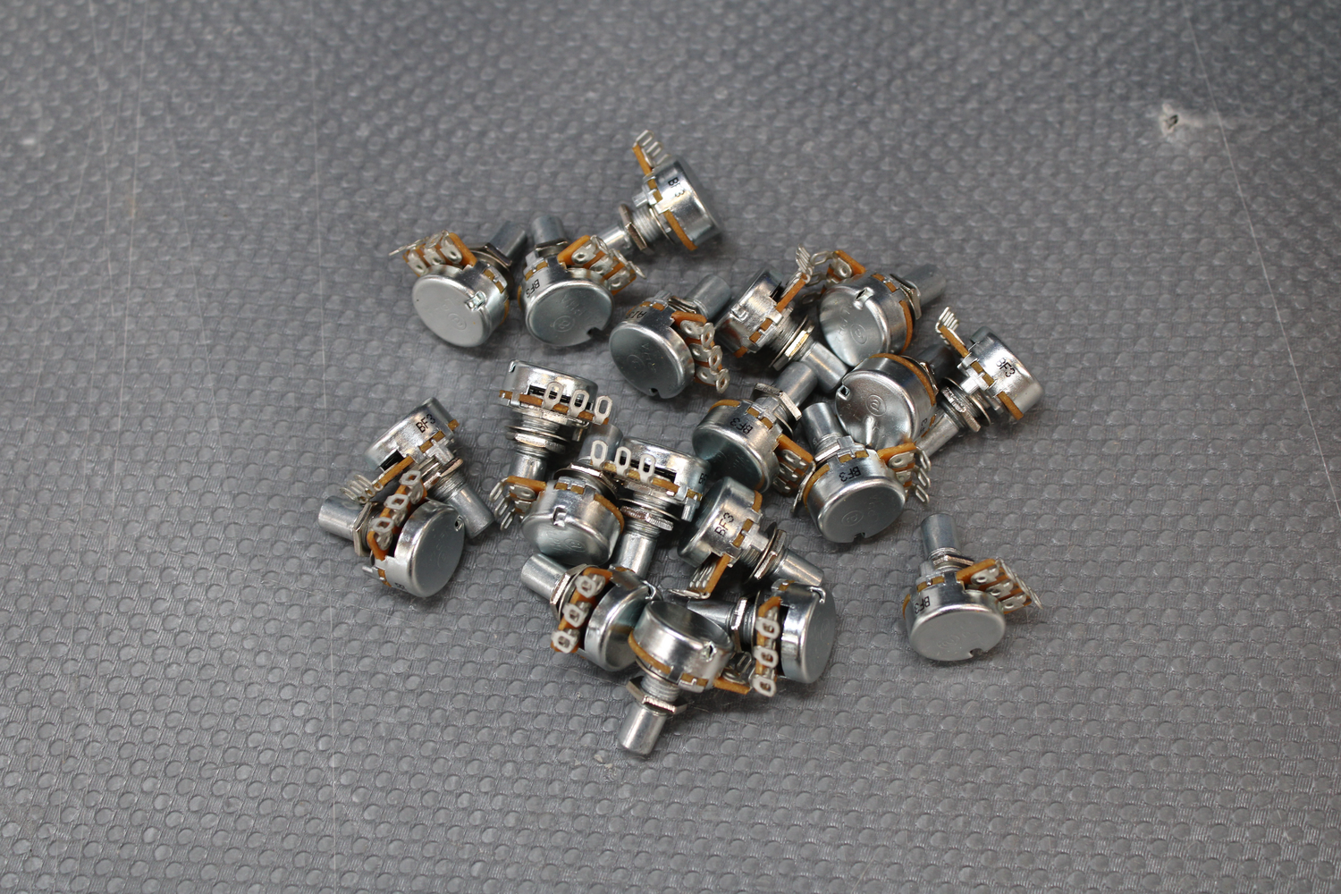 B-Ware Alpha Rv16 Af10 A10 Km Drehpotentiometer Potentiometer Mono 50 M W 10 Kω 20 Stück B-Ware Alpha Rv16 Af10 A10 Km Drehpotentiometer Potentiometer Mono 50 M W 10 Kω 20 Stück von Alpha