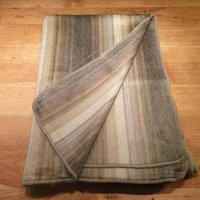 Wunderschöne Kuschelige Wohndecke Aus Babyalpakawolle, Beige-Naturtöne - Gestreift, Gewebtes Unikat Wunderschöne Kuschelige Wohndecke Aus Babyalpakawolle, Beige-Naturtöne - Gestreift, Gewebtes Unikat von AlphaAlpakaUnikate