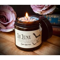 Handgemachte Sojakerze La Lune, Duftkerze Aus Reinem Sojawachs, Apothekerglas, 120 Ml, Hübsches Geschenk, Soy Wax, Wellness - Gothic Handgemachte Sojakerze La Lune, Duftkerze Aus Reinem Sojawachs, Apothekerglas, 120 Ml, Hübsches Geschenk, Soy Wax, Wellness - Gothic von Alrunalovelace