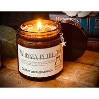 Handgemachte Sojakerze Whiskey in The Jar, Bourbon Duftkerze Aus Reinem Sojawachs, 120 Ml Apothekerglas, Geschenk, Ideal Für Männer, Gothic Handgemachte Sojakerze Whiskey in The Jar, Bourbon Duftkerze Aus Reinem Sojawachs, 120 Ml Apothekerglas, Geschenk, Ideal Für Männer, Gothic von Alrunalovelace