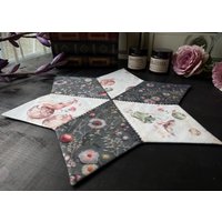 stern Decke Blumen Und Märchen, Edel, Handgemachte Tischdecke, Platzset, Patchwork, Deko, Deckchen, Jahreszeiten, Gothic, Halloween stern Decke Blumen Und Märchen, Edel, Handgemachte Tischdecke, Platzset, Patchwork, Deko, Deckchen, Jahreszeiten, Gothic, Halloween von Alrunalovelace