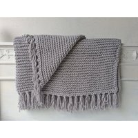 Gestrickte Tagesdecke Mit Fransen Simplesize in Hellgrau von AlteLiebeHamburg