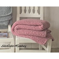 Gestrickte Tagesdecke Strickdecke Plaid Mediumsize in Rosé-Melange von AlteLiebeHamburg
