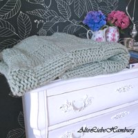 Gestrickte Tagesdecke in Mint von AlteLiebeHamburg