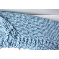 Tagesdecke Strickdecke Plaid Mit Fransen Simplesize in Blau von AlteLiebeHamburg