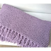Tagesdecke Strickdecke Plaid Mit Fransen Simplesize in Lila von AlteLiebeHamburg