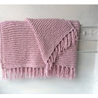 Tagesdecke Strickdecke Plaid Mit Fransen Simplesize in Rosé von AlteLiebeHamburg