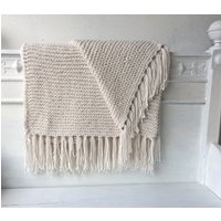strickdecke Plaid Tagesdecke Mit Fransen Simplesize in Weiss von AlteLiebeHamburg