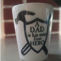 Ein Vater Ist Seine Söhne Ersten Helden Schuss Glas von AlteredGoodsStore