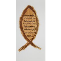 Schenke Einem Mann Einen Fisch Holzschild von AlteredGoodsStore