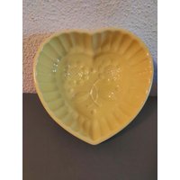 Vintage Gelbe Keramik Puddingform Blumen 15 cm X von AltesundRares
