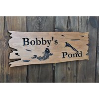 Koi Teichschild| Fröscheich| Gartenteich Schild| Personalisiertes Holzschild| Outdoor Holz Geschnitztes Außenschild Aus Holz| Holzschild von AlwayBetterCustomize