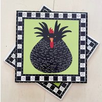 Schwarzes Huhn Auf Grünem Untersetzer - Verkaufsschlager von AlysonChaseStudio