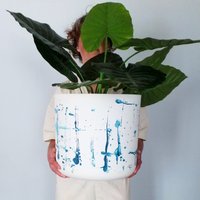Großer Shibori Tie-Dye Blumentopf Handbemaltes Pflanzgefäß Aus Recyclingplastik von AmalueLeith