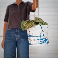 Pre Order Blumenampel - Indigoblauer Shibori-Tie-Dye, Aus Recyceltem Kunststoff-Hängetopf Für Zimmerpflanzendekor Pre Order Blumenampel - Indigoblauer Shibori-Tie-Dye, Aus Recyceltem Kunststoff-Hängetopf Für Zimmerpflanzendekor von AmalueLeith
