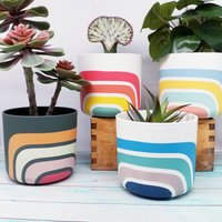 Vorbestellung Retro-Linien Umweltfreundlicher Indoor-Übertopf - Pflanztopf 14 & 16 cm. Aus Recyceltem Plastik Hergestellter Regenbogen-Pflanztopf von AmalueLeith